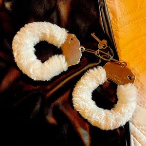 NWOT-  Fantasy fur handcuffs with key
